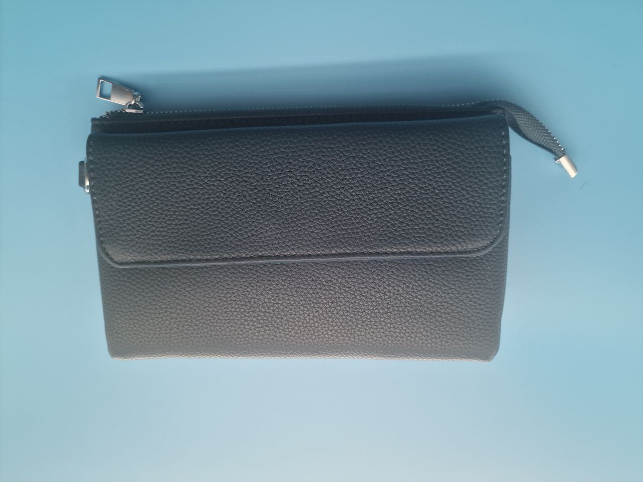 Kompakte Umhängetasche aus Kunstleder – elegante Crossbody Tasche